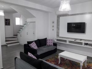 Super Leisure Vila-Plazhi San Pietro, Gjiri i Lalezit
