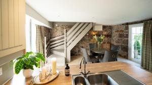 Buzzard Cottage nestled in a hillside farm