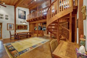 The Willows Retreat - Sleeps 17, Hot-Tubs, Close to Main Street!