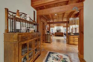 The Willows Retreat - Sleeps 17, Hot-Tubs, Close to Main Street!