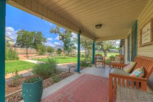 The Willows Retreat - Sleeps 17, Hot-Tubs, Close to Main Street!