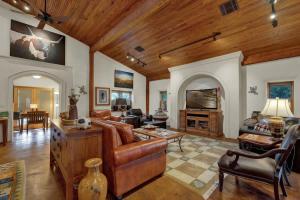 The Willows Retreat - Sleeps 17, Hot-Tubs, Close to Main Street!