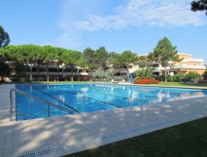 Flat with terrace overlooking the pool