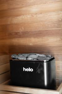 Modern 2BR with Rooftop Jacuzzi & Sauna Access