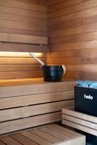 Modern 2BR with Rooftop Jacuzzi & Sauna Access