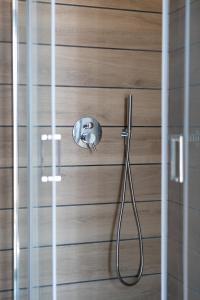 Modern 2BR with Rooftop Jacuzzi & Sauna Access