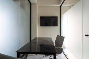 Modern 2BR with Rooftop Jacuzzi & Sauna Access