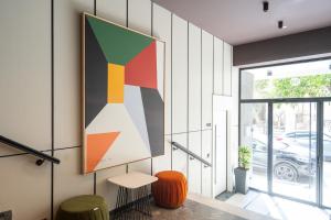 Modern 2BR with Rooftop Jacuzzi & Sauna Access