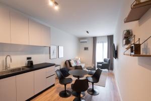 Stylish 2BR Apt, Rooftop with Sauna & Hot Tub