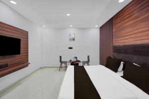 Collection O Sector 18 Metro station