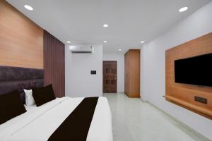 Collection O Sector 18 Metro station