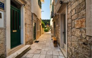 Three-Bedroom Apartment In Povlja