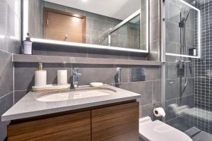 STAY BY LATINEM Luxury 1BR Plus Study Holiday Home CB 1013 Near Burj Khalifa
