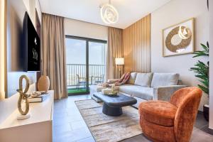 STAY BY LATINEM Luxury 1BR Plus Study Holiday Home CB 1013 Near Burj Khalifa