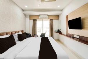 Super Townhouse Oak DLF Newtown Formerly South Square