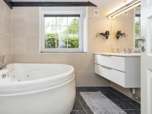 Enchanting Cottage with Whirlpool-By Traum