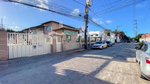 Apê Térreo com 3 quartos com ar condicionado, sala, cozinha completa e internet privativa, a poucos metros da Praia de Taperapuã. Residencial Antares, condomínio com piscina, 1 vaga de garagem e área gourmet