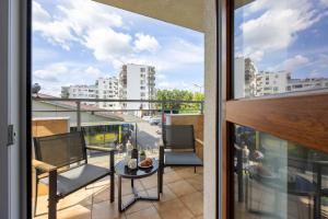 Spacious Apartment in Warsaw with Balcony by Noclegi Renters