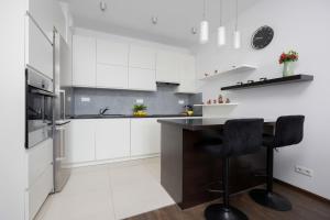 Spacious Apartment in Warsaw with Balcony by Noclegi Renters