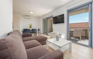 Stunning Apartment In Kozino With Wifi 