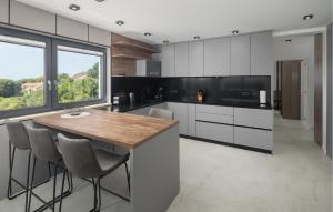 Cozy Apartment In Tar With Wifi 