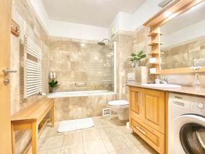 Kazinczy Inn Apartment & Balcony by FirstHost