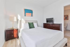 Private Apt with Kitchen & Gym