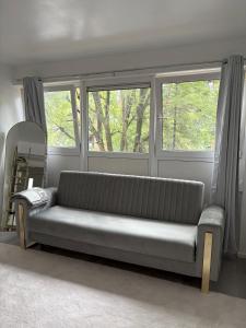 Newly Refurbished - Stylish - Modern - And Cosy Flat - King Size Bed with Built In Speakers - Bedside Lamp - And USB Ports - Sofa Bed - In Islington North London