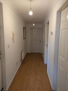 Comfortable and Peaceful 2 Bedroom Flat with Shared Bathroom and Kitchen Close to Manchester Airport