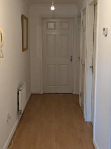 Comfortable and Peaceful 2 Bedroom Flat with Shared Bathroom and Kitchen Close to Manchester Airport