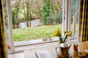 3 Bed in Two Waters Foot oc-r27336