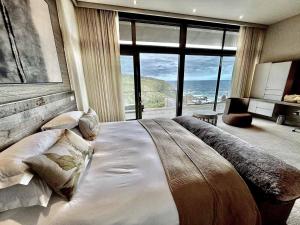 Cliffbreak-Luxury Villa on Pezula Golf Estate with ocean views,Knysna
