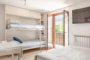 Ski Piste & Terrace Studio - Central with Parking