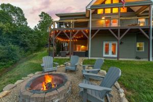 Stunning Mtn Views Hot Tub Fire Pit Sleeps 8 - 4hvězdičkové hotely ve městě Waynesville