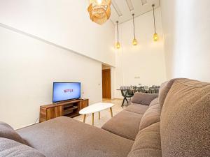 Elegant 3-Bedroom Duplex Downtown Private Terrace