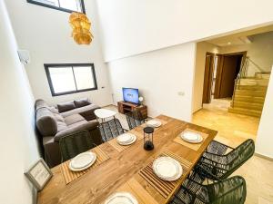 Elegant 3-Bedroom Duplex Downtown Private Terrace