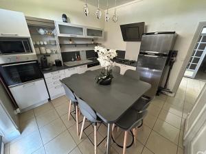 La maison des Ducs, terrasse, BBQ, Proche centre