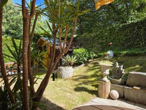 7 min to citycenter !! Subway U3 100m, southside singleroom own SHOWER, WC ! free WIFI ,TV, dishes, fridge, oven, waterheater, microwave, coffee, bike, next to river and park, restaurants and supermarkets around 200m, nonsmoker ! self check in -simpl