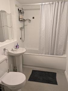 Comfortable and Peaceful 2 Bedroom Flat with Shared Bathroom and Kitchen Close to Manchester Airport