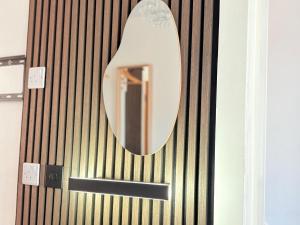 Luton Lodge - Newly Refurbished, Ideal for Short Stay , 5 mints To Luton Airport , Train Station, Town Centre , Free off street Parking