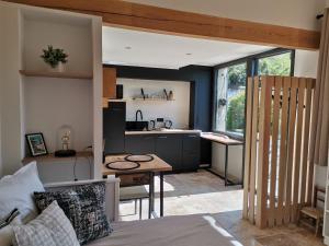 À pied centre village, studio cosy piscine