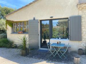 À pied centre village, studio cosy piscine