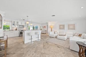 Bimini Breeze - Updated Island Retreat with Pool & Beach Access