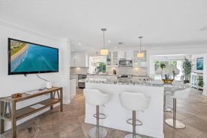 Bimini Breeze - Updated Island Retreat with Pool & Beach Access