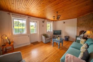 Cosy Lakeside Chalet With Option to add Private Hot Tub