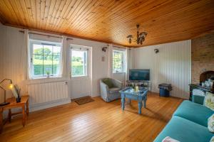 Cosy Lakeside Chalet With Option to add Private Hot Tub