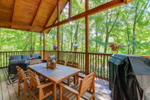 Near Boone-Custom Built Cabin 3 BR 3 BA with Hot Tub