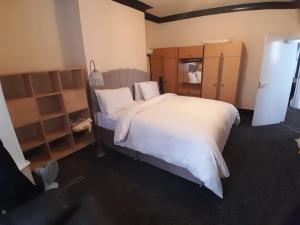 Modern Seaside Stay at Bela Grove-Sleeps8