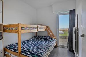 Ground floor apartment with sea view and pool