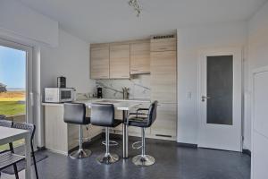 Ground floor apartment with sea view and pool